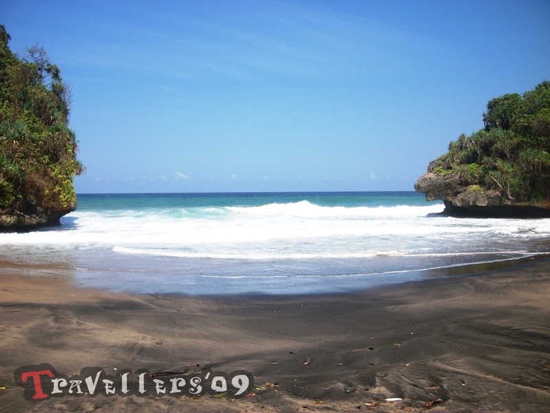 Pantai Wedi Ireng Blitar: Keindahan Pasir Hitam yang Menawan dan Alam yang Memikat