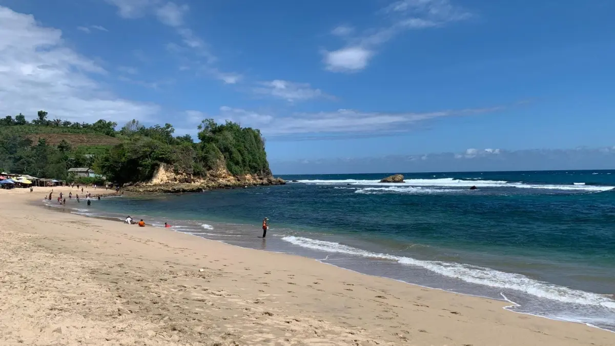 Pemkab Blitar Kembangkan Wisata Pantai untuk Tingkatkan PAD dan Ciptakan Lapangan Kerja