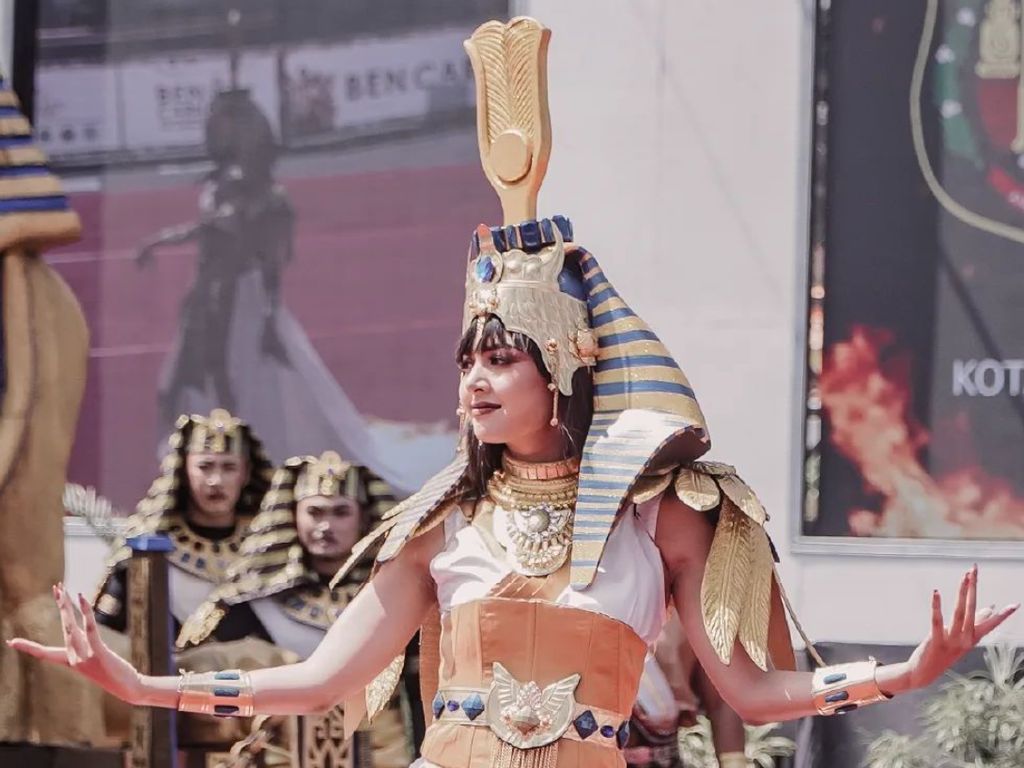 Pesona Aurelie Moeremans Bawa Cleopatra ke Blitar dalam Karnaval Nasional Ethnik