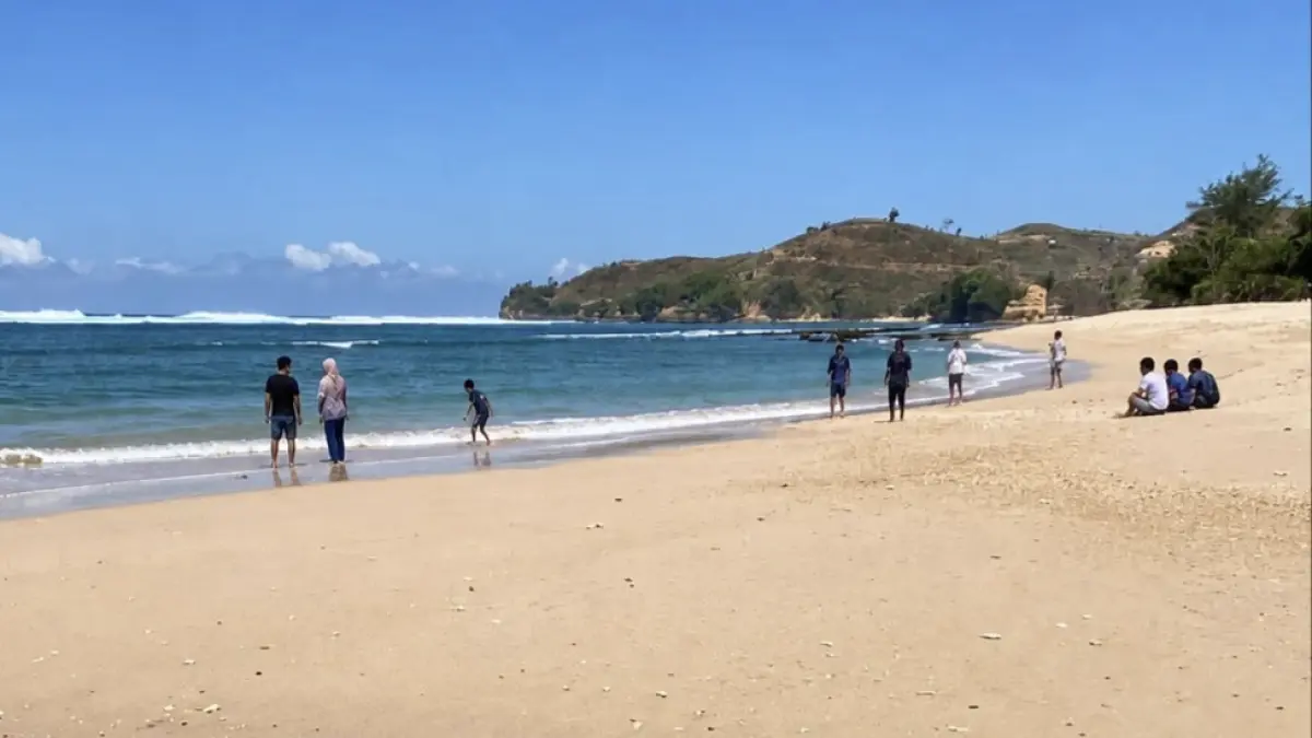 Pesona Tersembunyi Pantai Sumur Gemuling: Surga Alam dan Biota Laut di Blitar