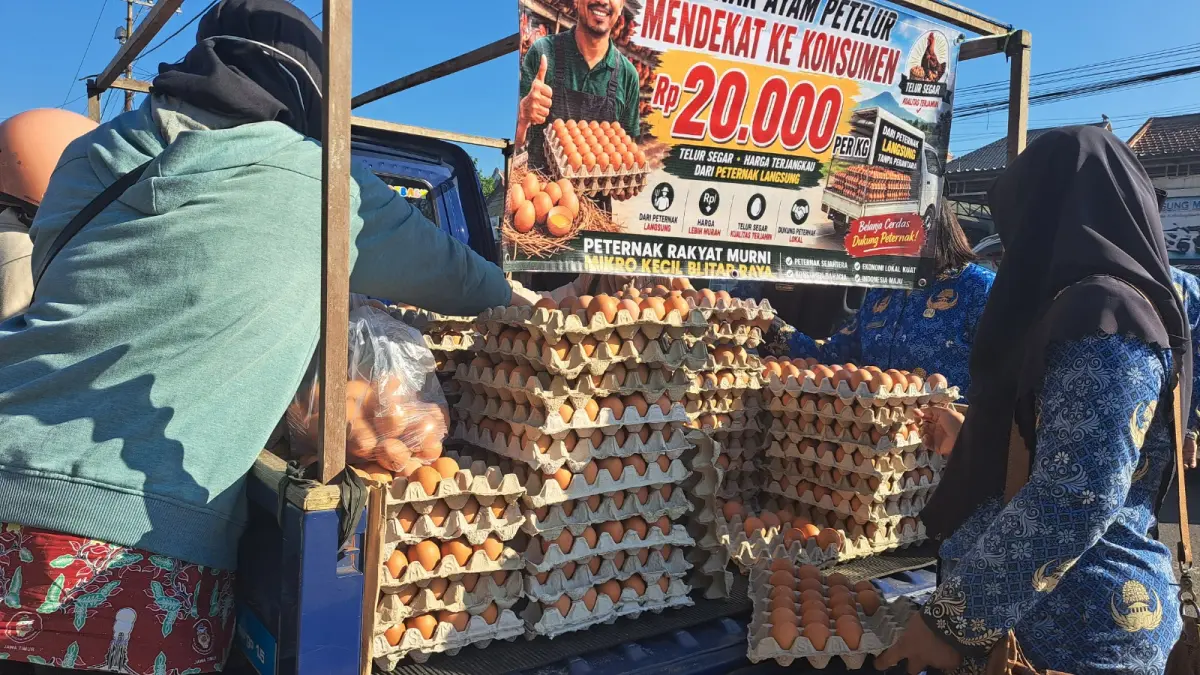 Peternak Telur di Blitar Terjun Langsung Jual ke Warga, Cegah Anjloknya Harga