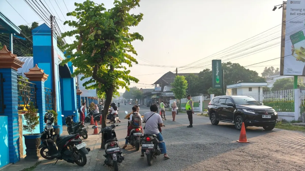 Polisi Perkuat Pengaturan Lalu Lintas di Nglegok untuk Cegah Kecelakaan Sekolah