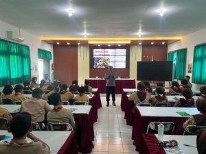 Polres Blitar Kota Edukasi Pelajar Melalui Program Police Goes to School