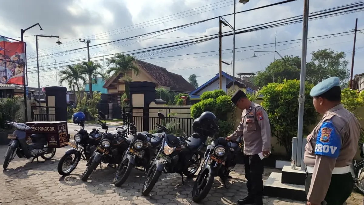 Polsek Ponggok Lakukan Pemeriksaan Menyeluruh Kendaraan Dinas, Patuhi Tanggung Jawab Perawatan