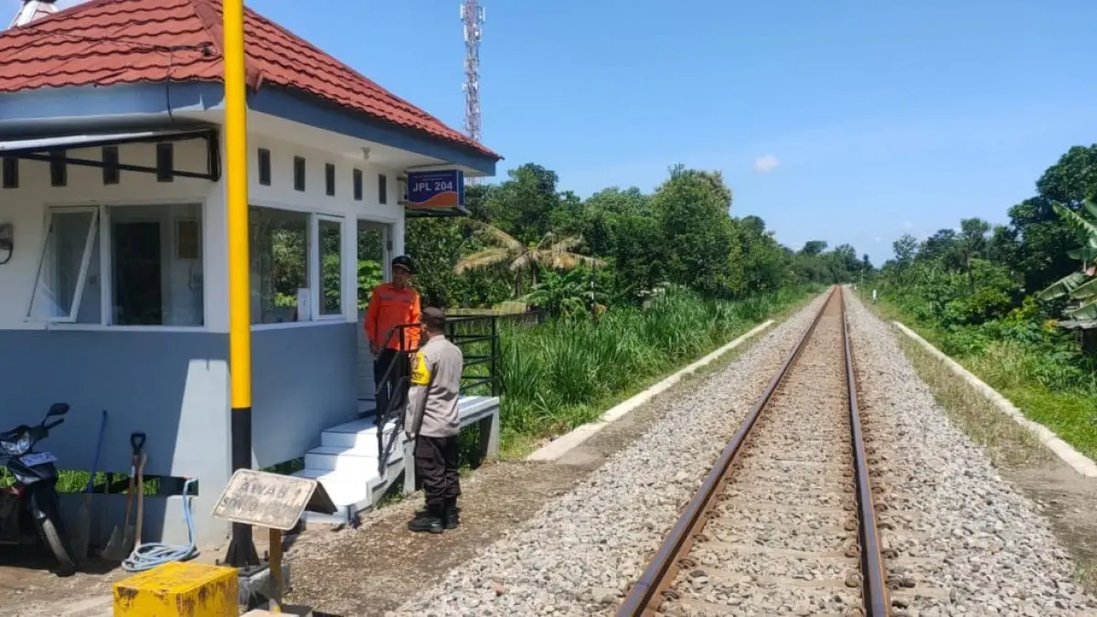 Polsek Sanankulon Tingkatkan Patroli di Perlintasan Kereta Api untuk Mencegah Kecelakaan