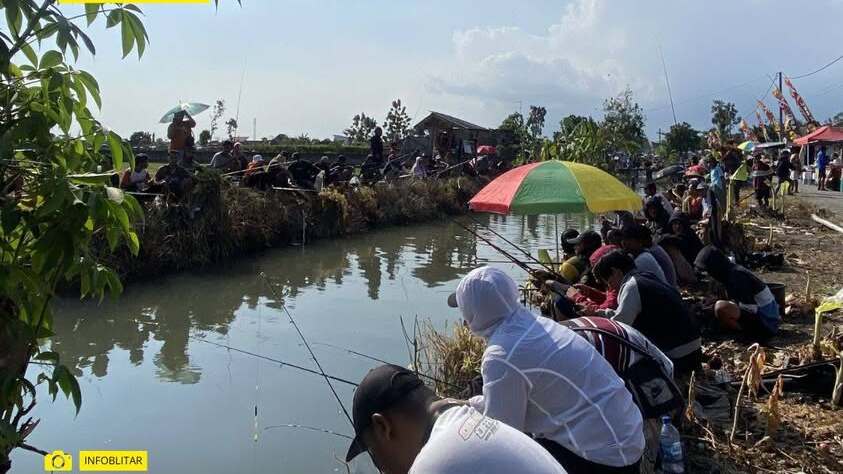 Ribuan Warga Memadati Acara Mancing Mania di Kali Patusan, Kademangan