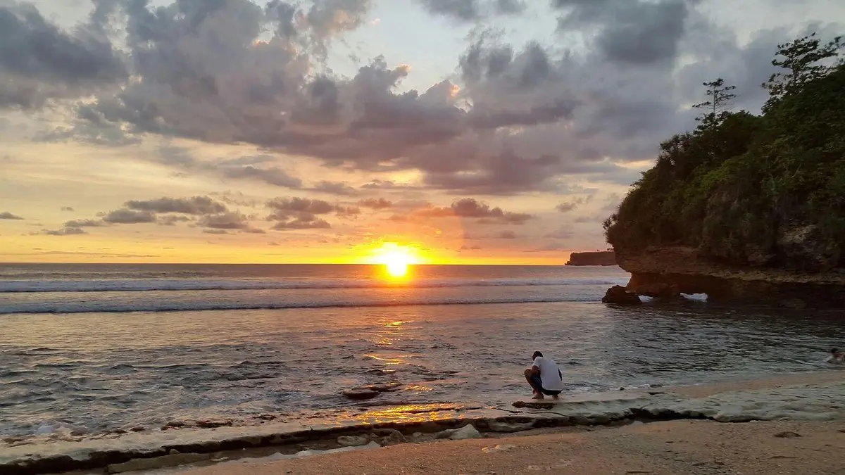 Sejarah Tersembunyi Pantai Pasetran Gondomayit: Destinasi Wisata Religi yang Sarat Tradisi