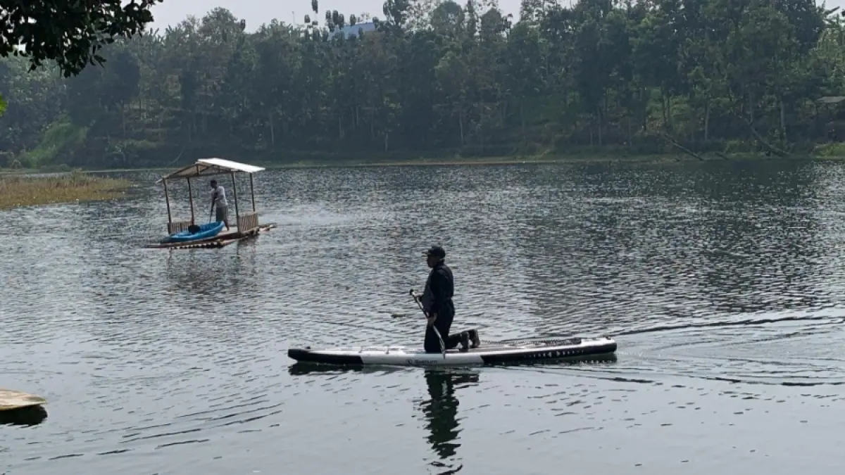 Sensasi Baru di Telaga Blumbang Gede: Uji Nyali dengan Stand Up Paddle