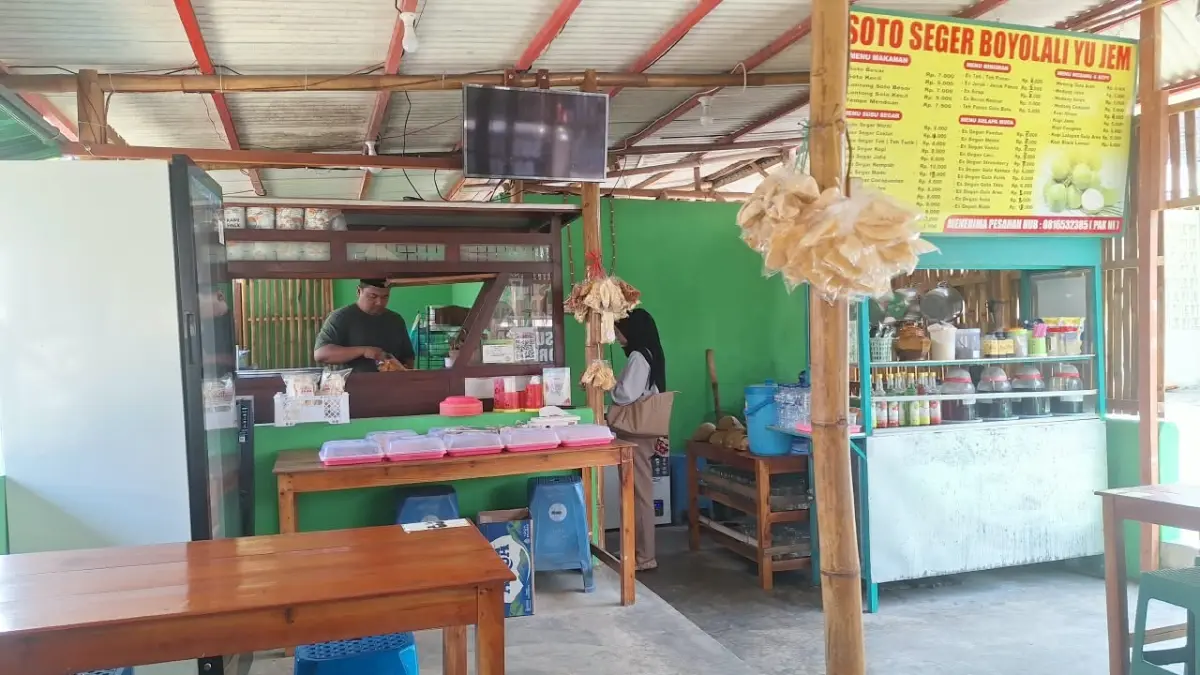 Soto Seger Boyolali Yu Jem di Blitar: Nikmati Soto dengan Lontong Seharga Mulai Rp5 Ribu