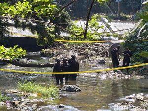 Tim Gabungan Evakuasi Benda Diduga Bom Perang Dunia II di Sungai Blitar