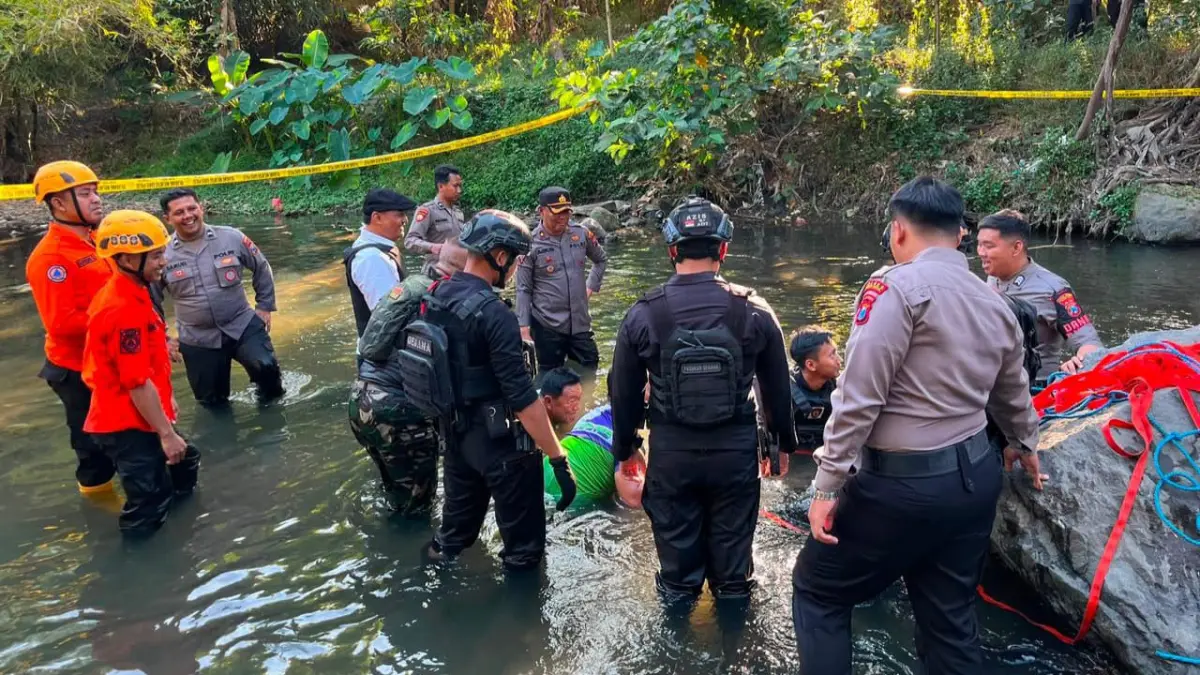 Tim Jibom Polda Jatim dan BPBD Evakuasi Dugaan Bom Pesawat di Sungai Lahar Blitar