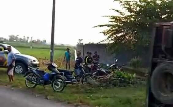 Truk Muatan Tebu Terbalik di Bacem, Ponggok, Petugas Kepolisian Tiba di Lokasi