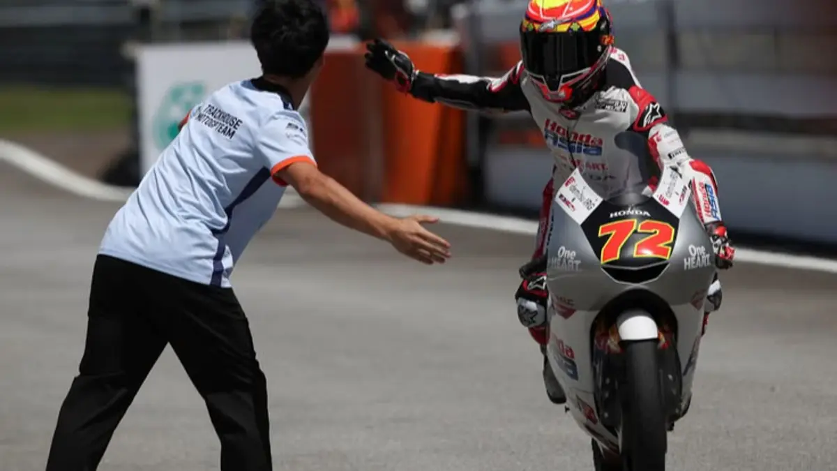 Veda Ega Pratama Tampil Gemilang di Silverstone, Raih Podium Ketiga dari Posisi 21