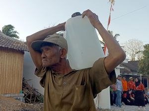 Warga Blitar Antusias Antre untuk Mendapatkan Bantuan Air Bersih di Tengah Musim Kemarau