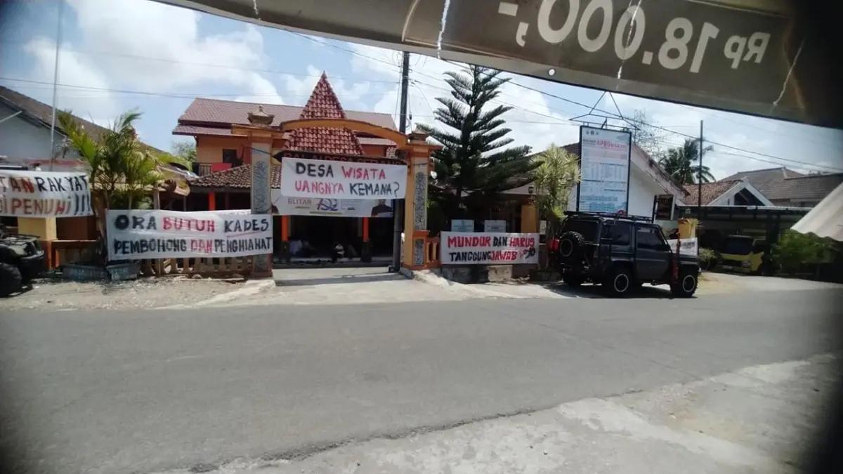 Warga Desa Serang Segel Kantor Desa, 17 Tuntutan Belum Terjawab