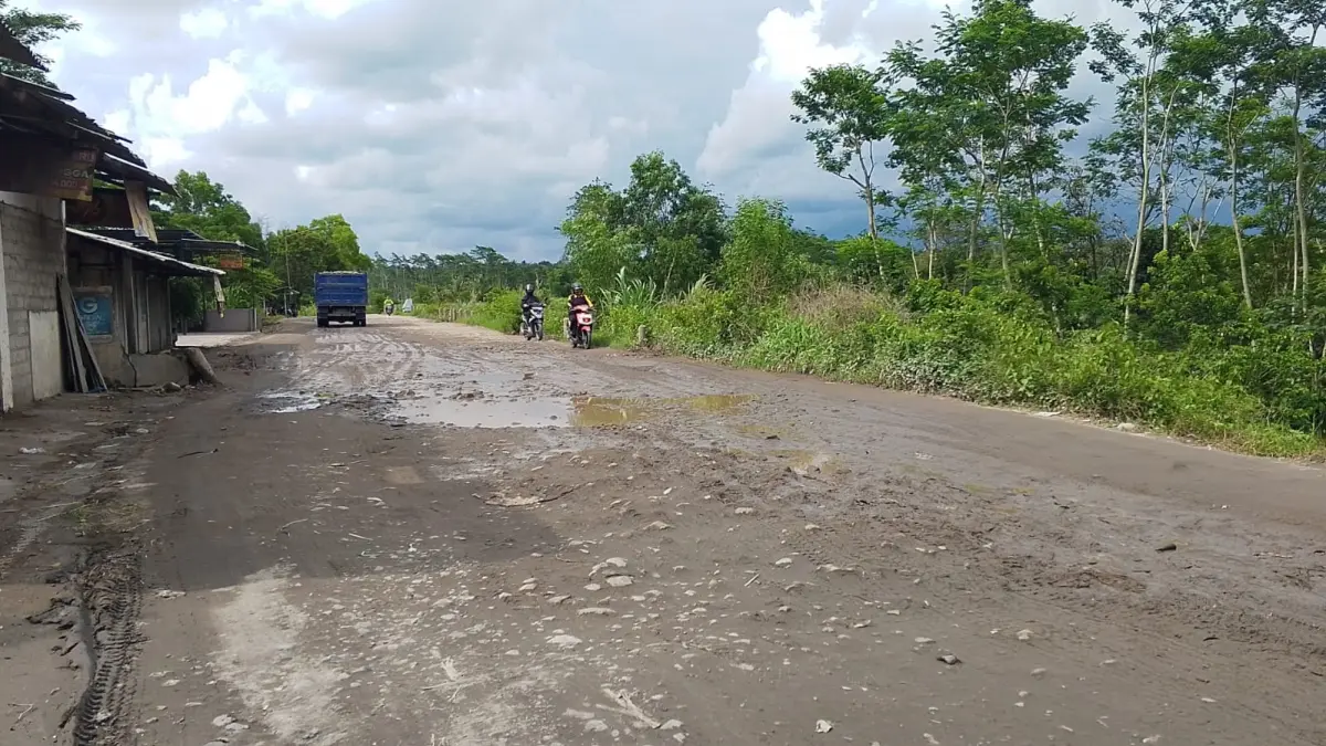 Warga Kedawung-Sumberasri Keluhkan Kerusakan Jalan, Pengendara Berisiko Terperosok