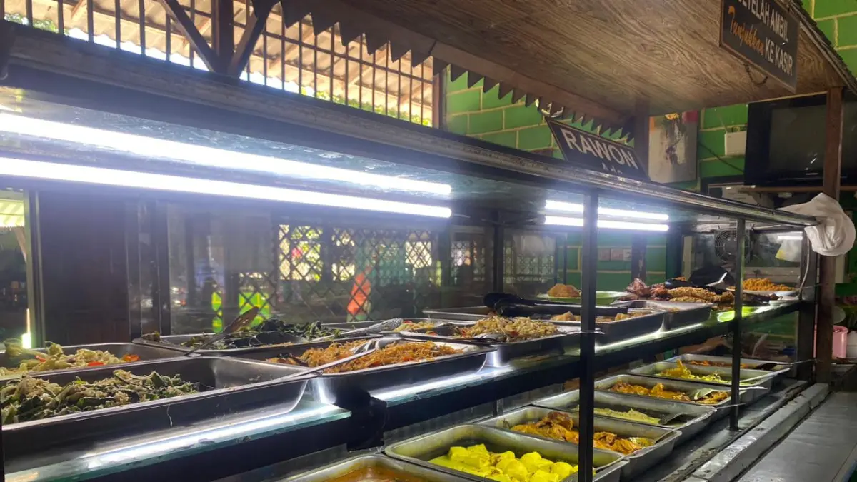 Waroeng Kenduri Kanigoro: Pilihan Masakan Rumahan Prasmanan Favorit Warga Blitar