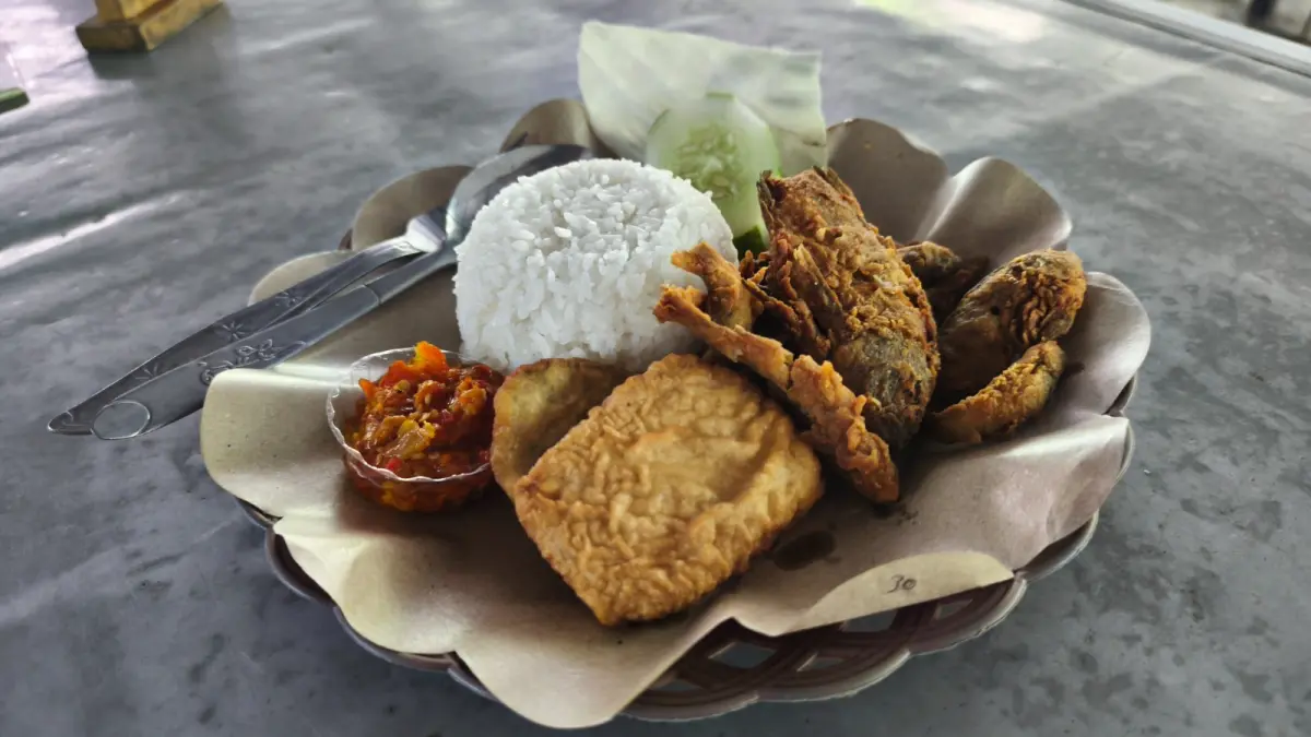 Warung 17 Tepian Kali Papungan: Kuliner Sejuk di Tepi Sungai dengan Harga Terjangkau