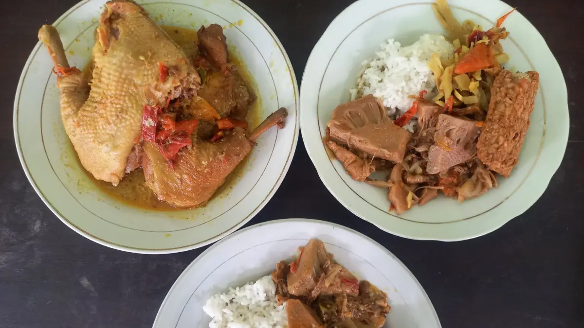 Warung Tewel Bu Martumi: Surga Kuliner Tradisional Blitar yang Melegenda Selama 60 Tahun