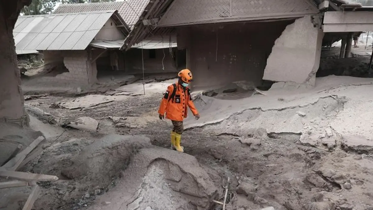 Waspada Hujan Abu Akibat Erupsi Gunung Semeru dan Marapi, Masyarakat Blitar Dihimbau untuk Berhati-hati